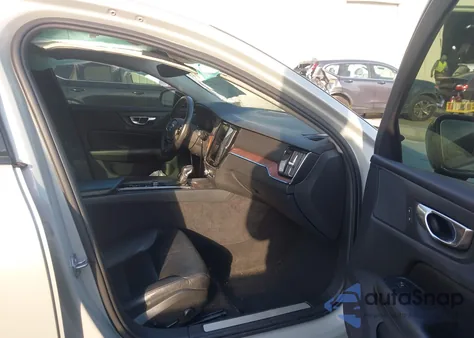 2021 Volvo S60 T5 Momentum z USA, uszkodzony, nr VIN 7JR102TZXMG107825